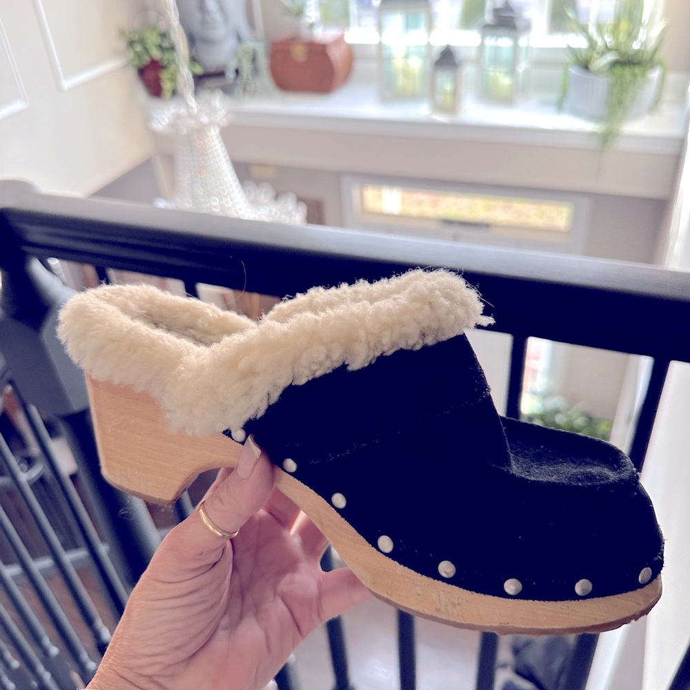 Like new UGG clog/mule black with shearling trim lining size 8 black with cream